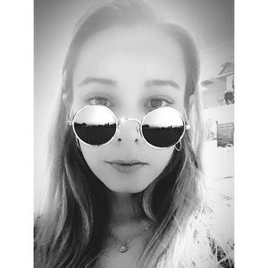 Meet your Posher, Jade